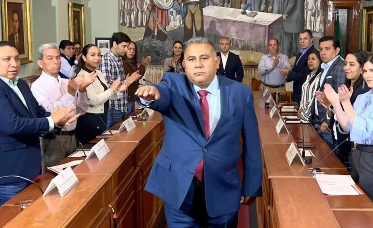 TITULAR DE SEPRAC NO ES LICENCIADO; HASTA SEIS AÑOS PASARÍA EN LA CÁRCEL POR MENTIR QUE TIENE GRADO PROFESIONAL