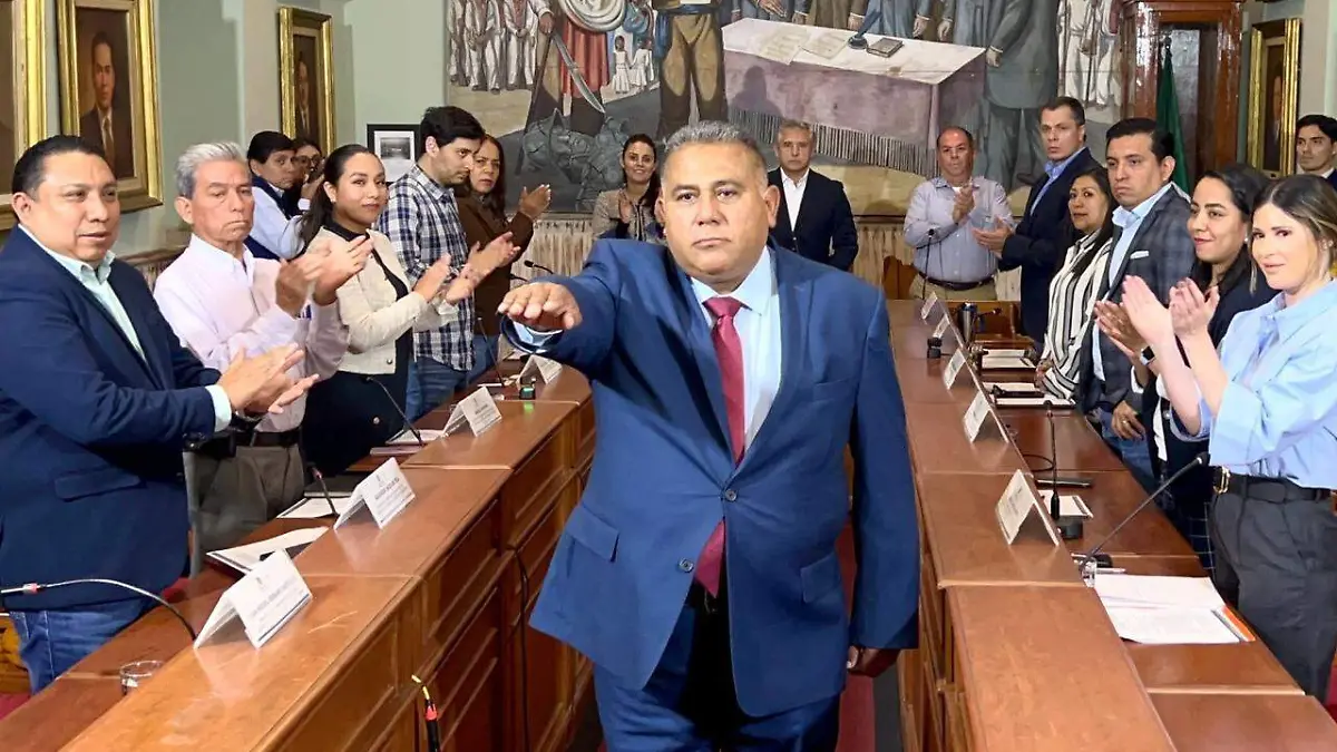 TITULAR DE SEPRAC NO ES LICENCIADO; HASTA SEIS AÑOS PASARÍA EN LA CÁRCEL POR MENTIR QUE TIENE GRADO PROFESIONAL